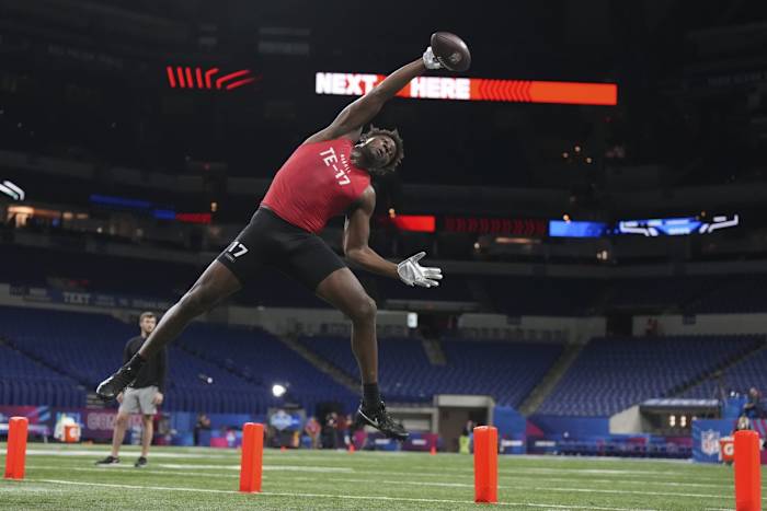 Mar 4, 2023; Indianapolis, IN, USA; Georgia tight end Darnell Washington (TE17) participates in drills at Lucas Oil Stadium. Mandatory Credit: Kirby Lee-USA TODAY Sports